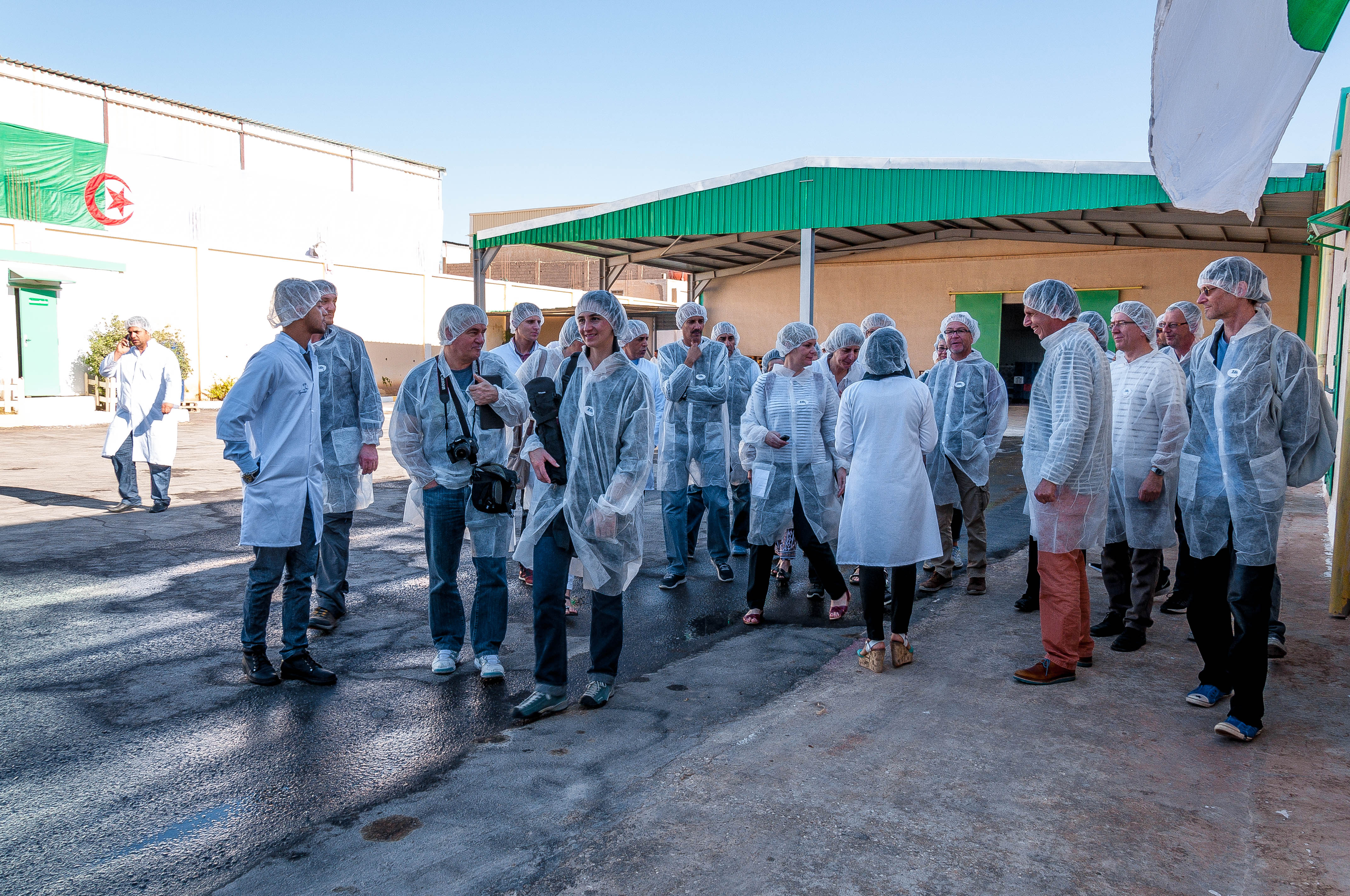 Groep mensen die samenwerken, symboliserend de community en support achter Palms Bet Casino